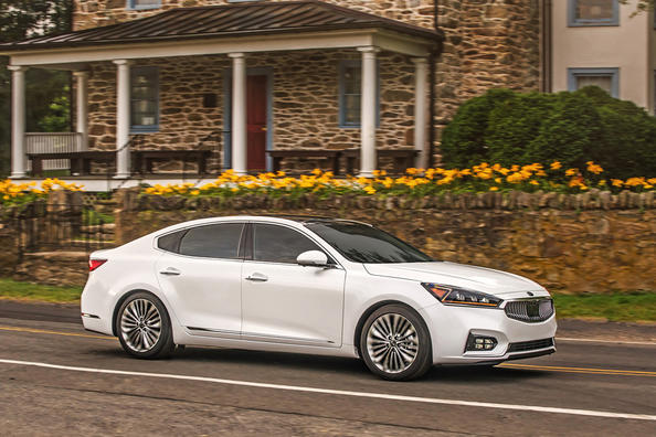 Sedan Kia Cadenza: fiabilitate, confort și premium de calitate Fotografie 6