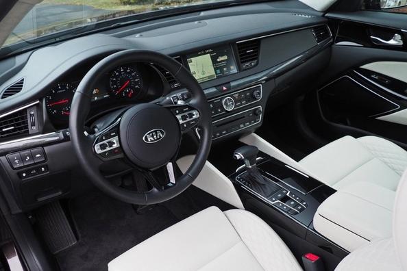 Sedan Kia Cadenza: fiabilitate, confort și premium de calitate Fotografie 5