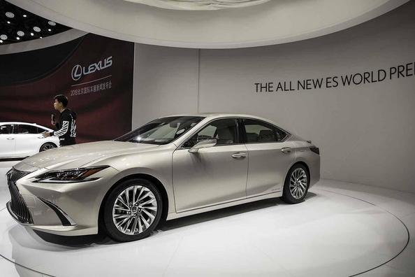 Berlina a șaptea generație Lexus ES