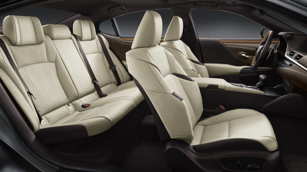 Berlina a șaptea generație Lexus ES