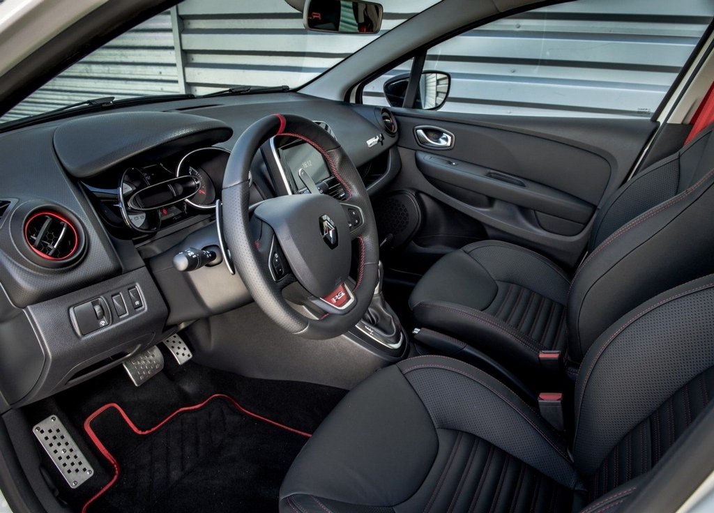 Review încărcat cu hatchback Renault Clio RS