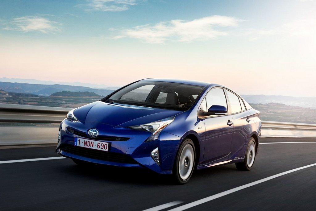 A patra generație hibrid Toyota Prius hatchback