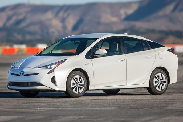 A patra generație hibrid Toyota Prius hatchback