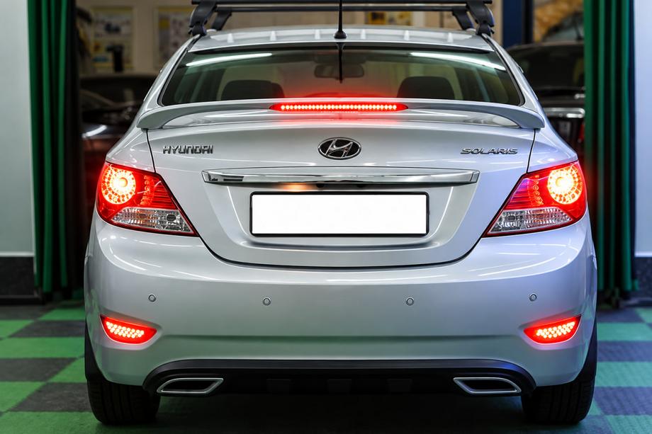 Hyundai Accent 2011-2017 Spoiler Niken V2 (grunduit pentru vopsire) Image