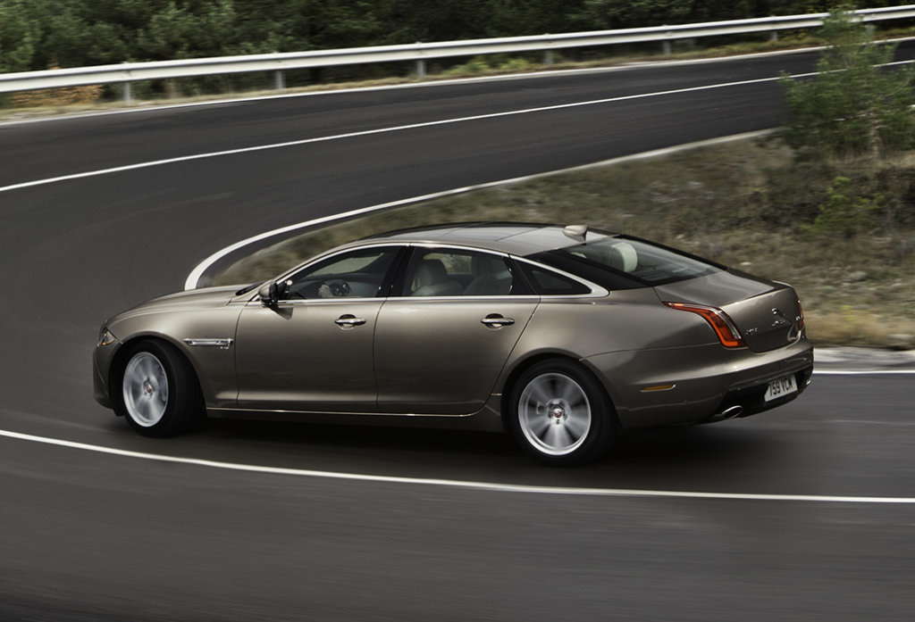 Review-pilot sedan Jaguar XJ