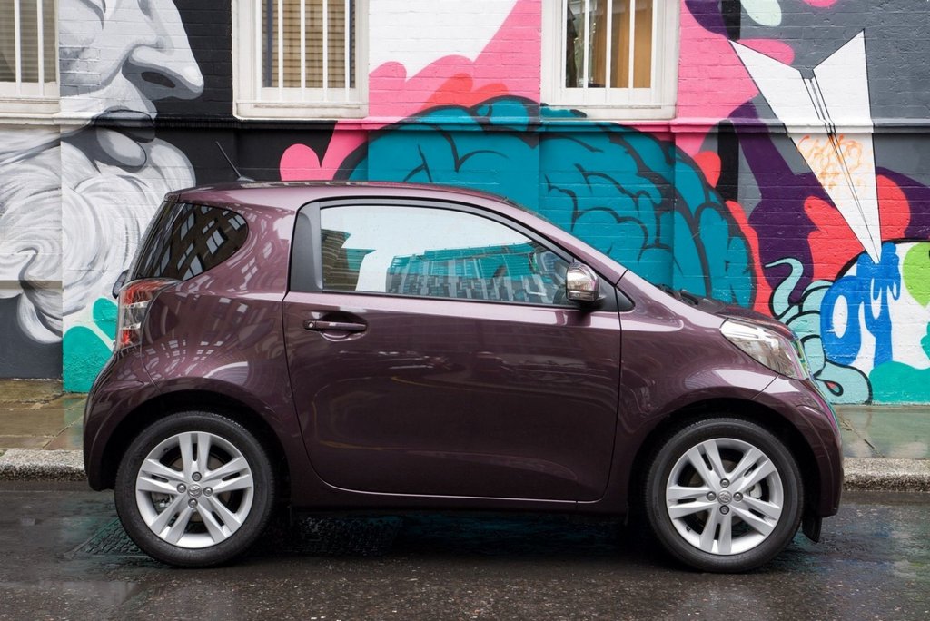 Compact hatchback cu trei usi Toyota iQ