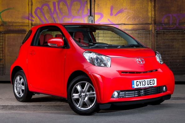 Compact hatchback cu trei usi Toyota iQ