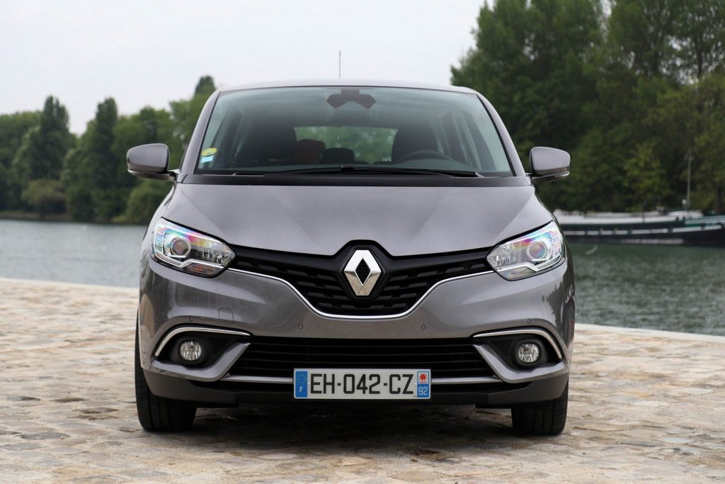 A patra generație de minivan compact Renault Scenic