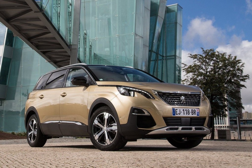 Review crossover Peugeot 5008 a doua generație
