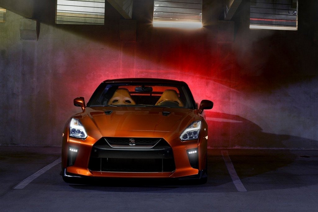 Coupe cu un coupe sport Nissan GT-R