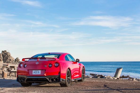 Coupe cu un coupe sport Nissan GT-R Fotografie 2