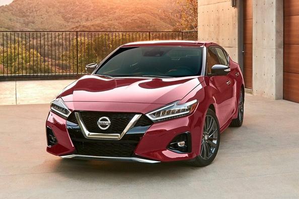 Sedan Nissan Maxima în formă actualizată