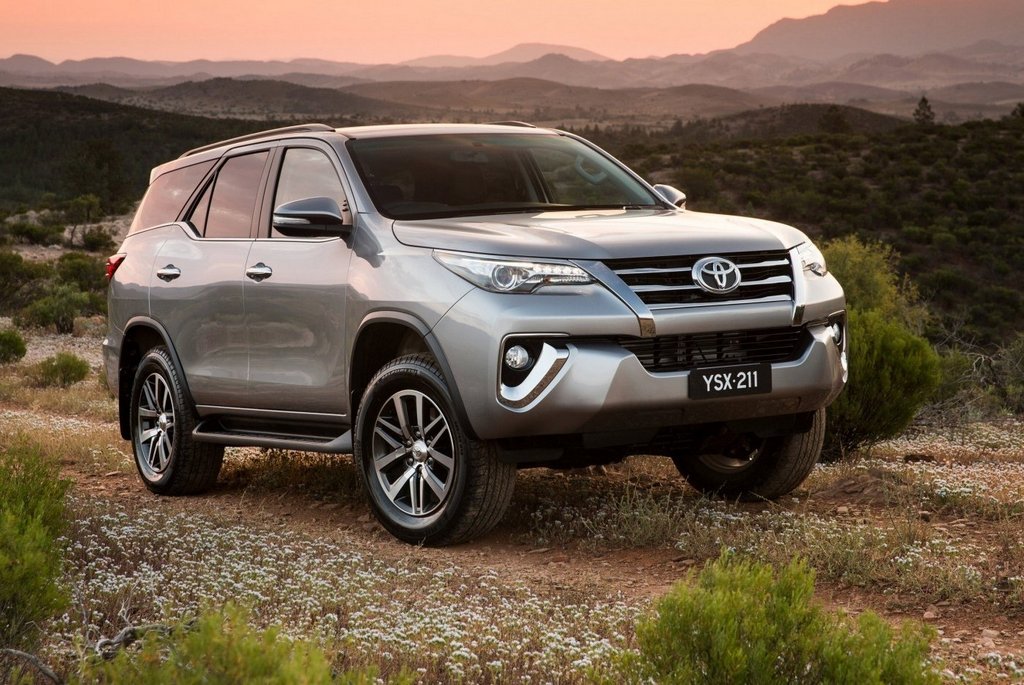 Recenzie a SUV-ului Toyota Fortuner cu șapte locuri