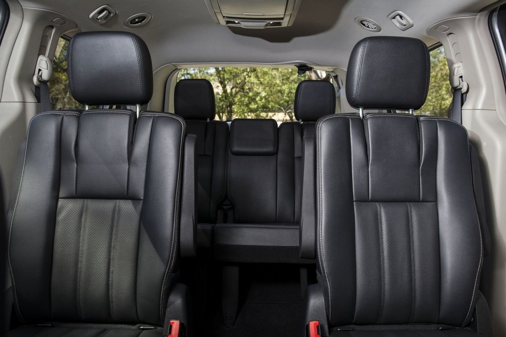 Șapte sedan Dodge Grand Caravan-a cincea generație