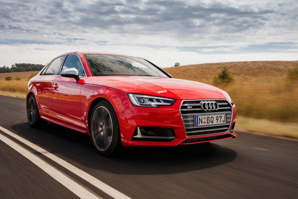 Review sedan Audi S4