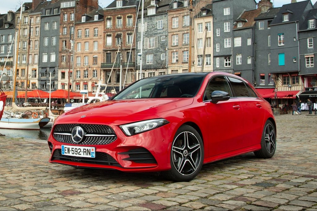 Cu cinci uși hatchback premium Mercedes-Benz A-class a patra generație