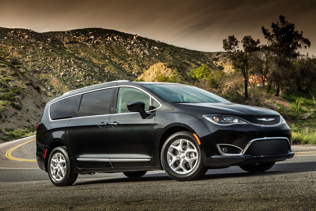 Full-size cu sapte locuri, minivan Chrysler Pacifica