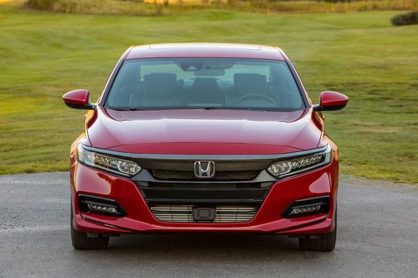 Prezentare generală a celei de-a zecea generație a sedan Honda Accord Fotografie 11