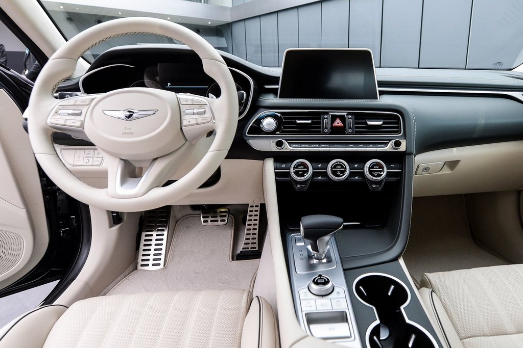 Prima generație a sedanului Genesis G70