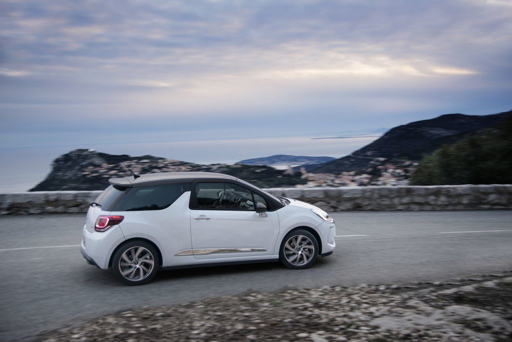 Compact cu trei uși hatchback Citroen DS3