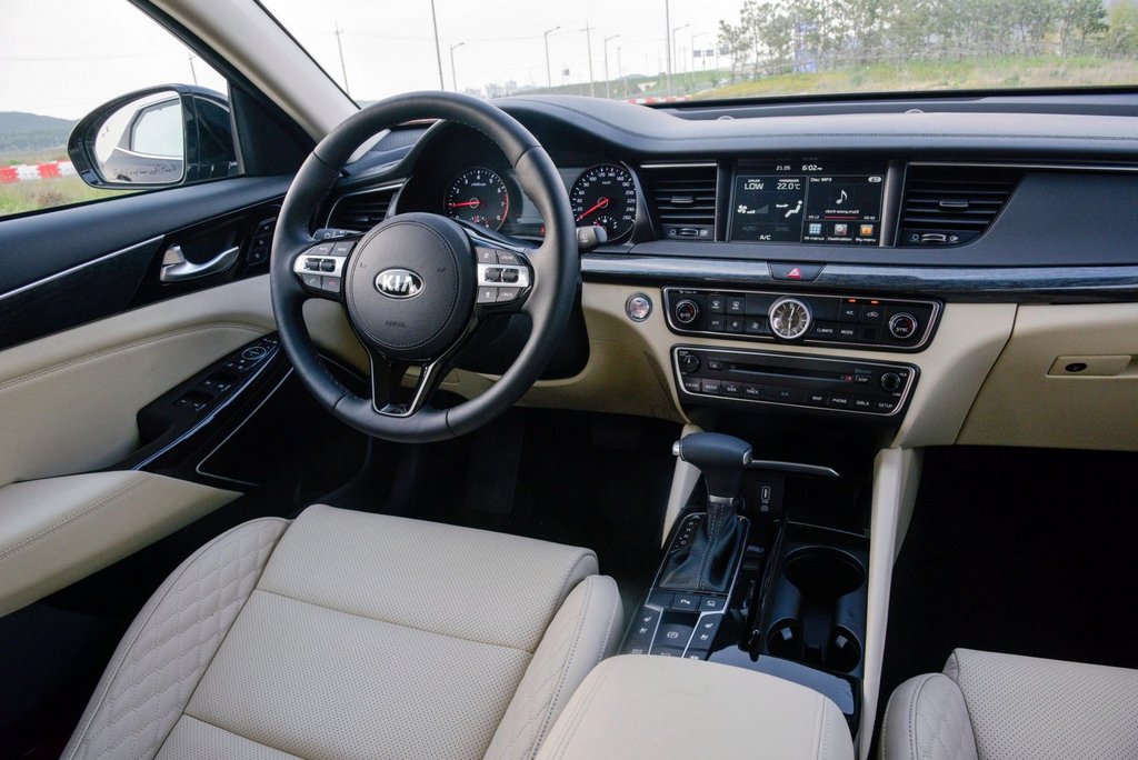 A doua generație de sedan KIA Cadenza