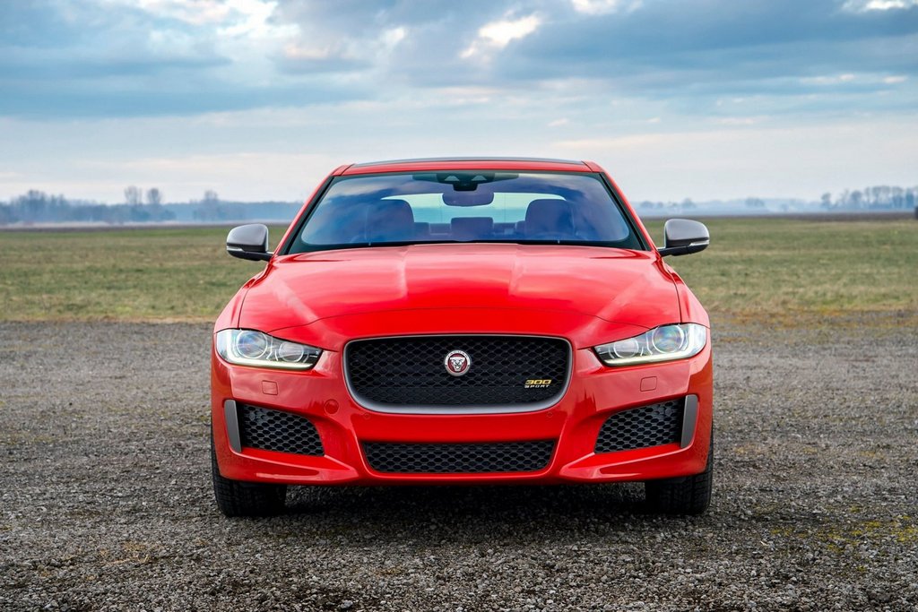 Review premium sedan Jaguar XE