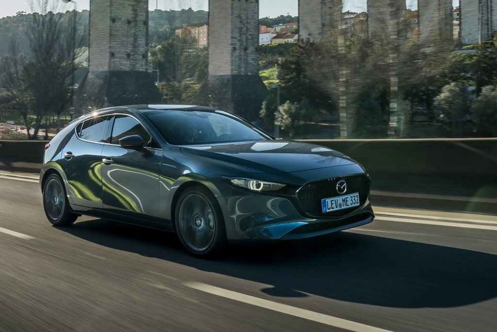 Compact hatchback Mazda 3 a patra generație