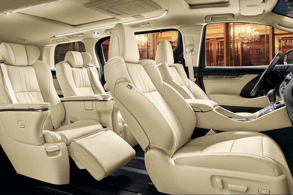 Full-size de lux minivan Toyota Alphard