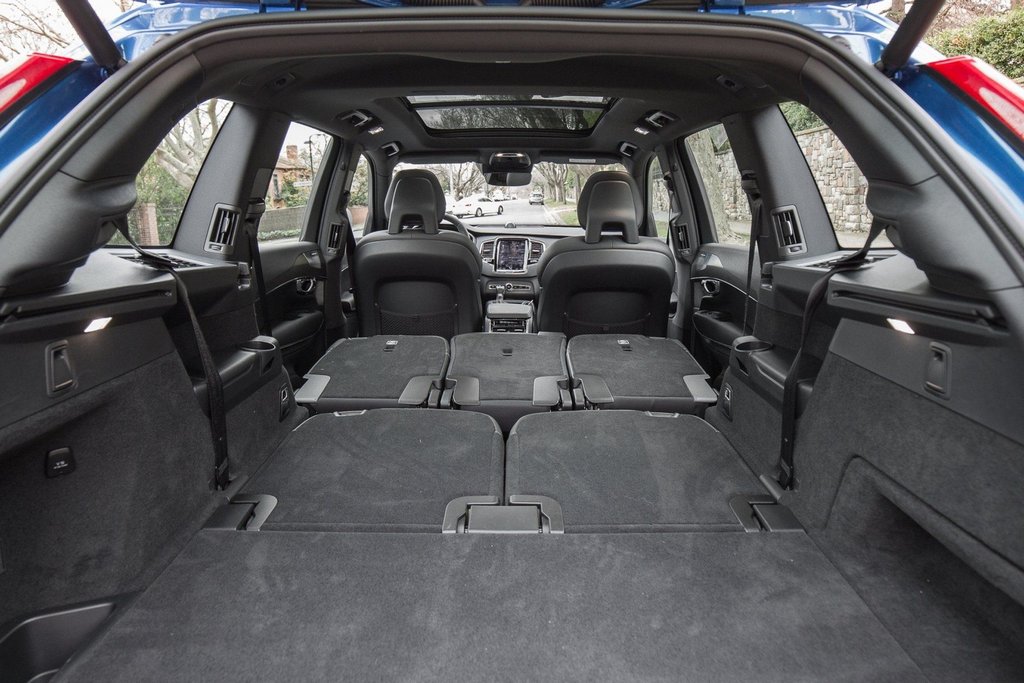 Crossover de dimensiuni medii Volvo XC90 a doua generație