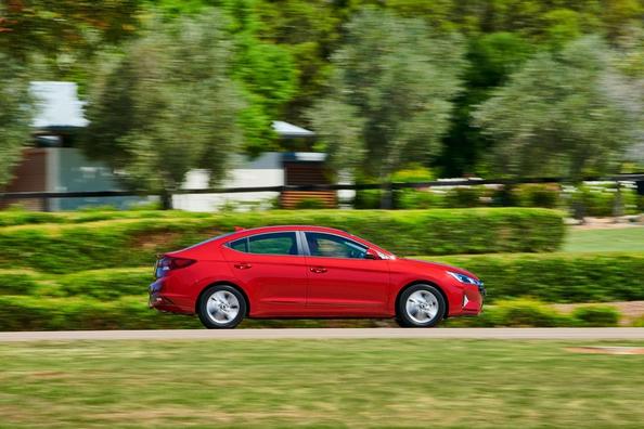 Compact sedan Hyundai Elantra, în formă actualizată Fotografie 8