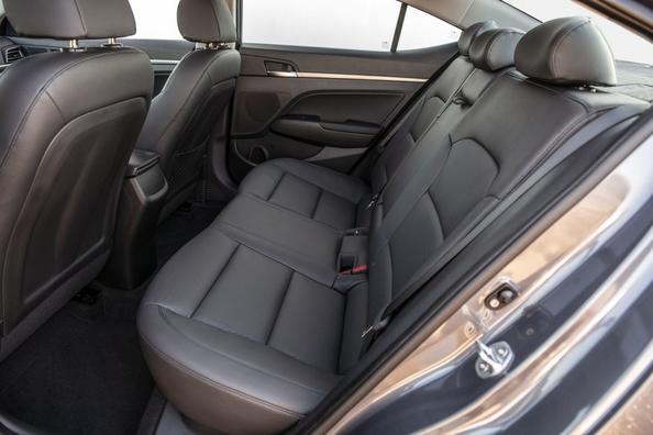 Compact sedan Hyundai Elantra, în formă actualizată Fotografie 13