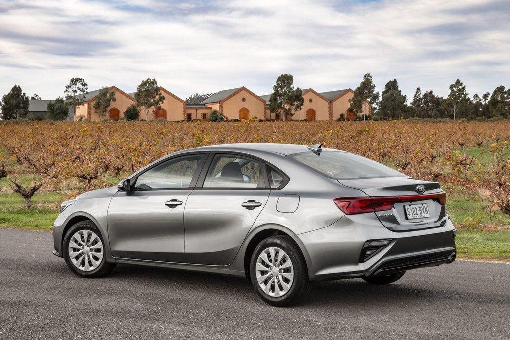 Sedan compact Kia Cerato a patra generație