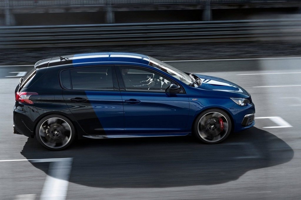 Prezentare încărcată cu cinci uși hatchback Peugeot 308 GTi