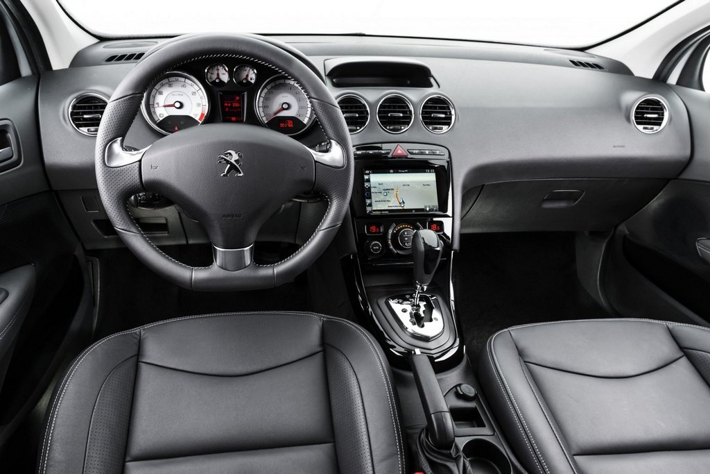 Review compact sedan Peugeot 408