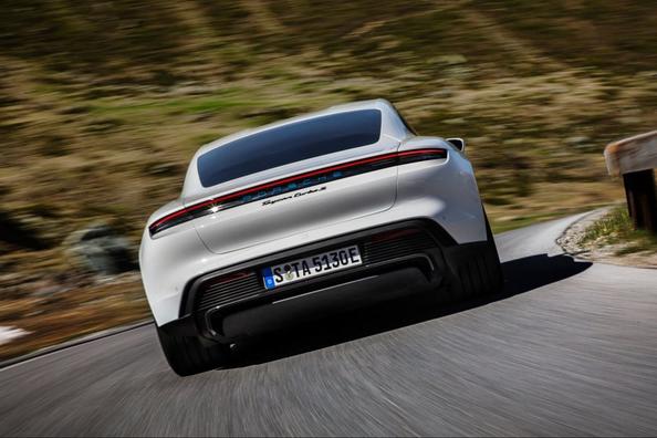 Electric cu patru roți sport-sedan Porsche Taycan Fotografie 14