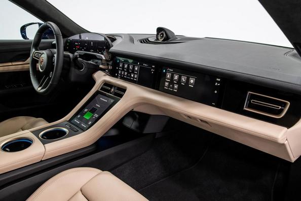 Electric cu patru roți sport-sedan Porsche Taycan Fotografie 10