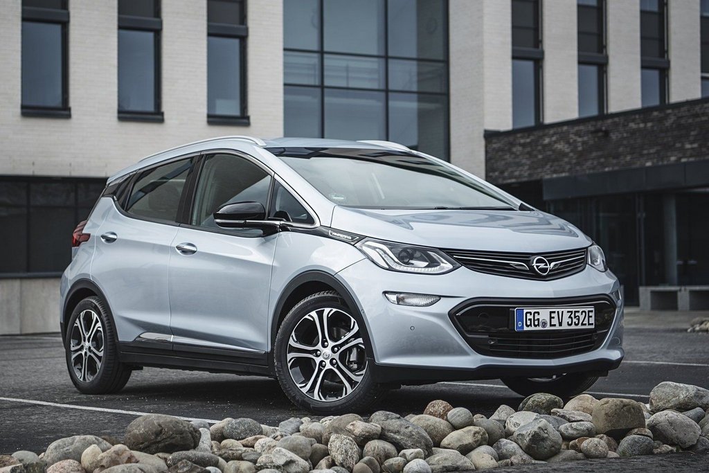 Review electric compact hatchback Opel Ampera-e