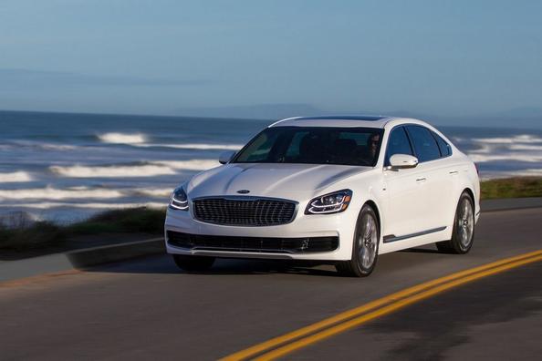 A doua generație de sedan executive KIA K900