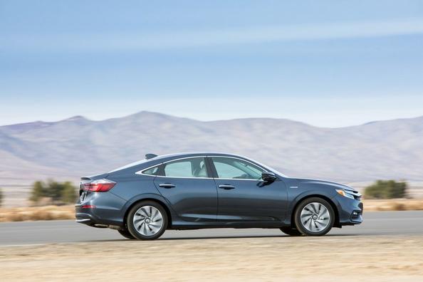 A treia generație a sedan hibrid Honda Insight Fotografie 11
