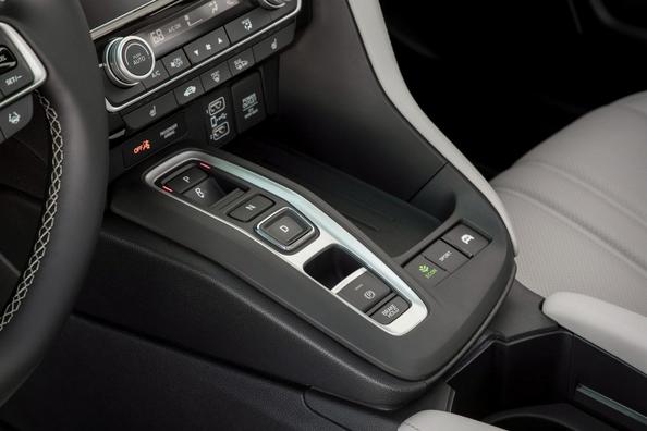 A treia generație a sedan hibrid Honda Insight Fotografie 8