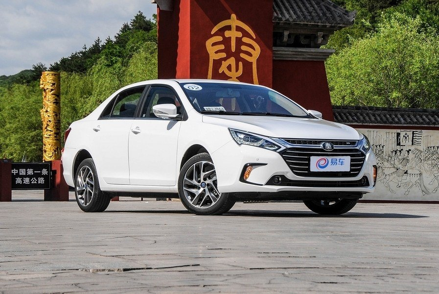 Review hibrid sedan BYD Qin 100