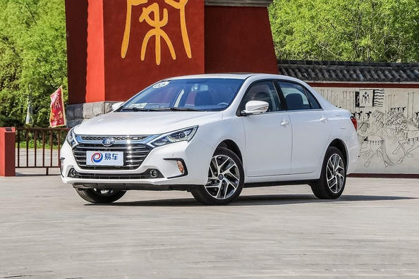 Review hibrid sedan BYD Qin 100
