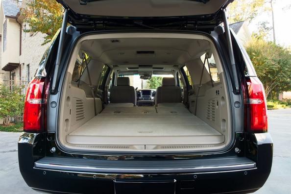 Recenzie SUV Chevrolet Suburban de dimensiuni mari Fotografie 8