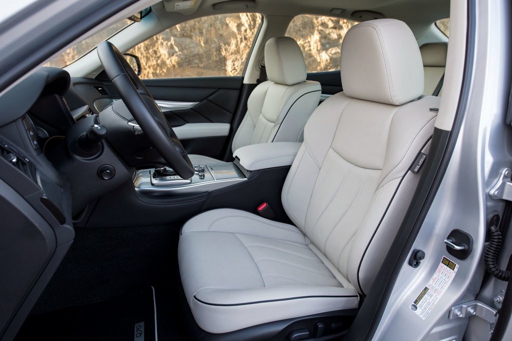 Review premium sedan Infiniti Q70