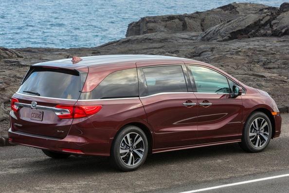 Recenzie a monovolumului de dimensiuni complete cu opt locuri Honda Odyssey Fotografie 2