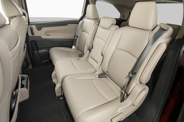 Recenzie a monovolumului de dimensiuni complete cu opt locuri Honda Odyssey Fotografie 13