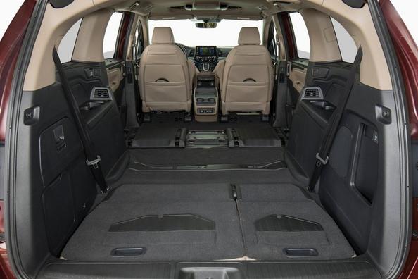Recenzie a monovolumului de dimensiuni complete cu opt locuri Honda Odyssey Fotografie 17
