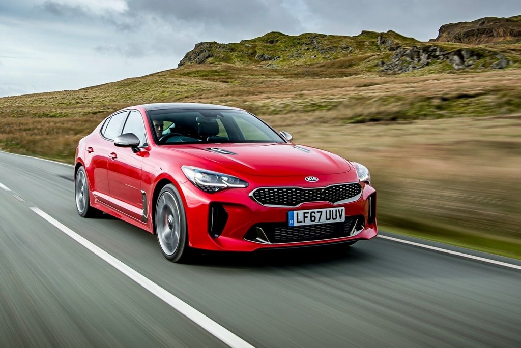 Recenzie a liftului KIA Stinger de dimensiuni complete