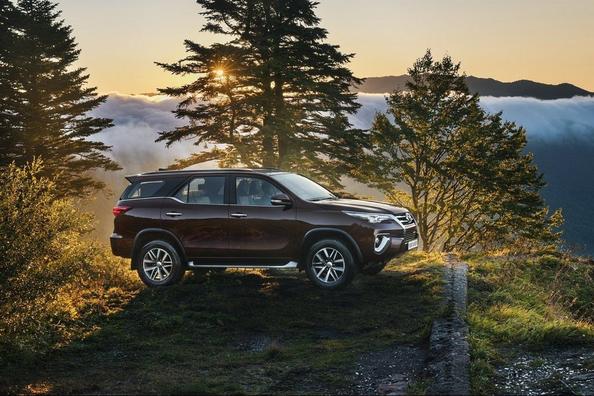 Review ramă suv Toyota Fortuner Fotografie 10