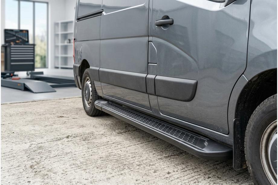 Nissan NV400 2010-2024 Praguri Laterale Allmond Black (2 buc, Aluminiu) Image